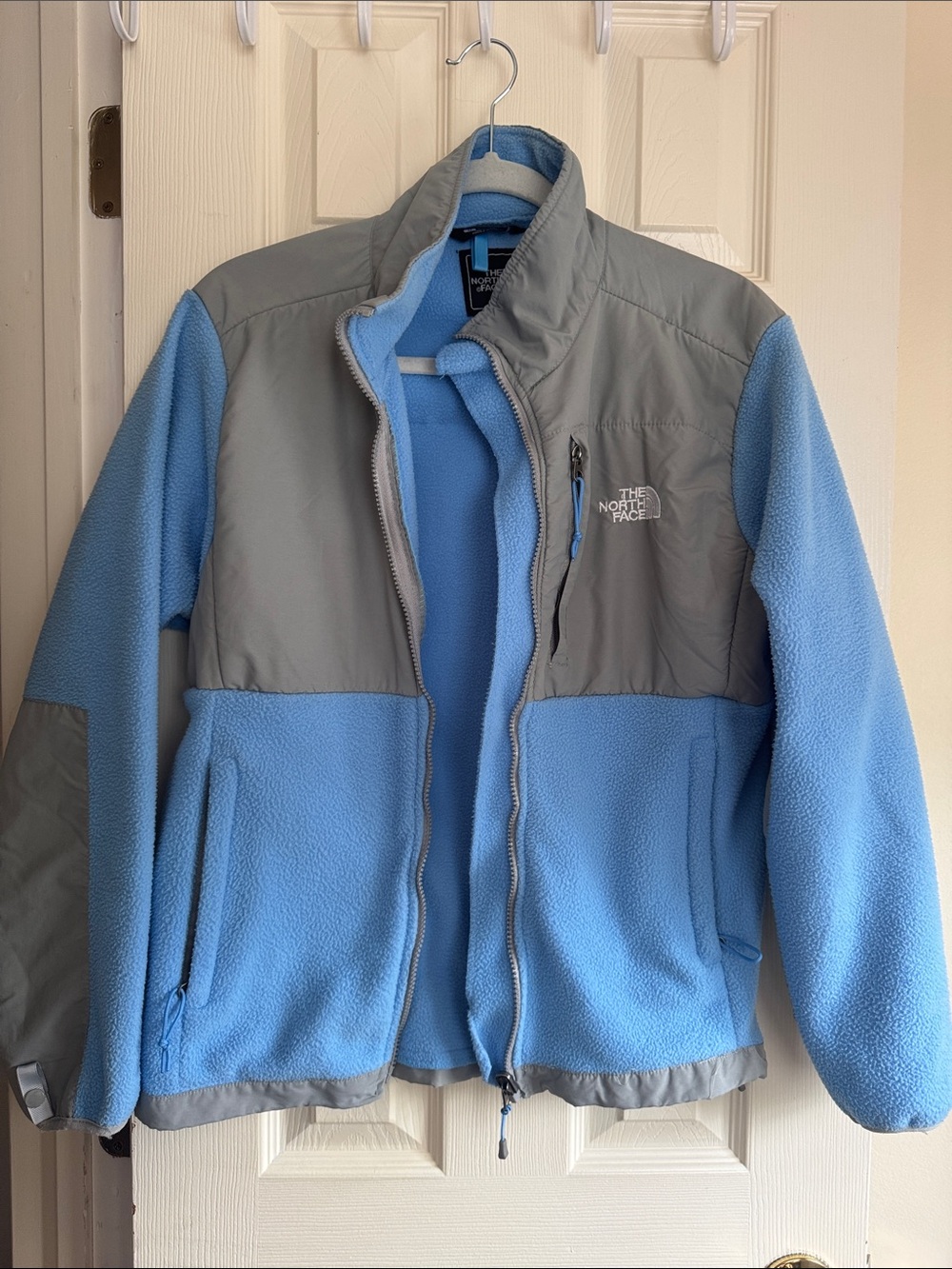 The North Face Womens Sky Blue & Gray Lightweight Fleece Jacket
No stains